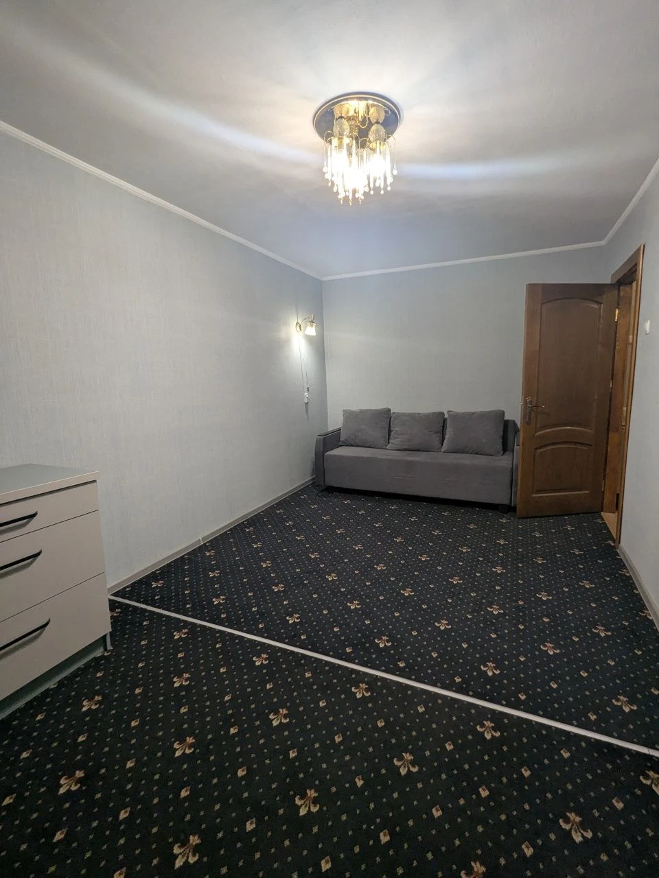 Urgent sale of 1 room apartment on Sorokteya street near Park