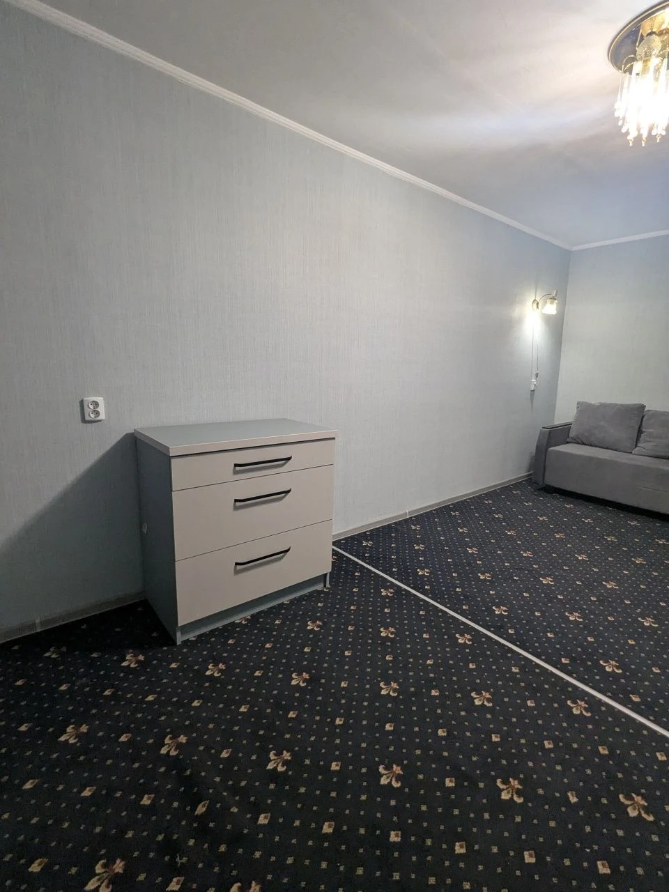 Urgent sale of 1 room apartment on Sorokteya street near Park