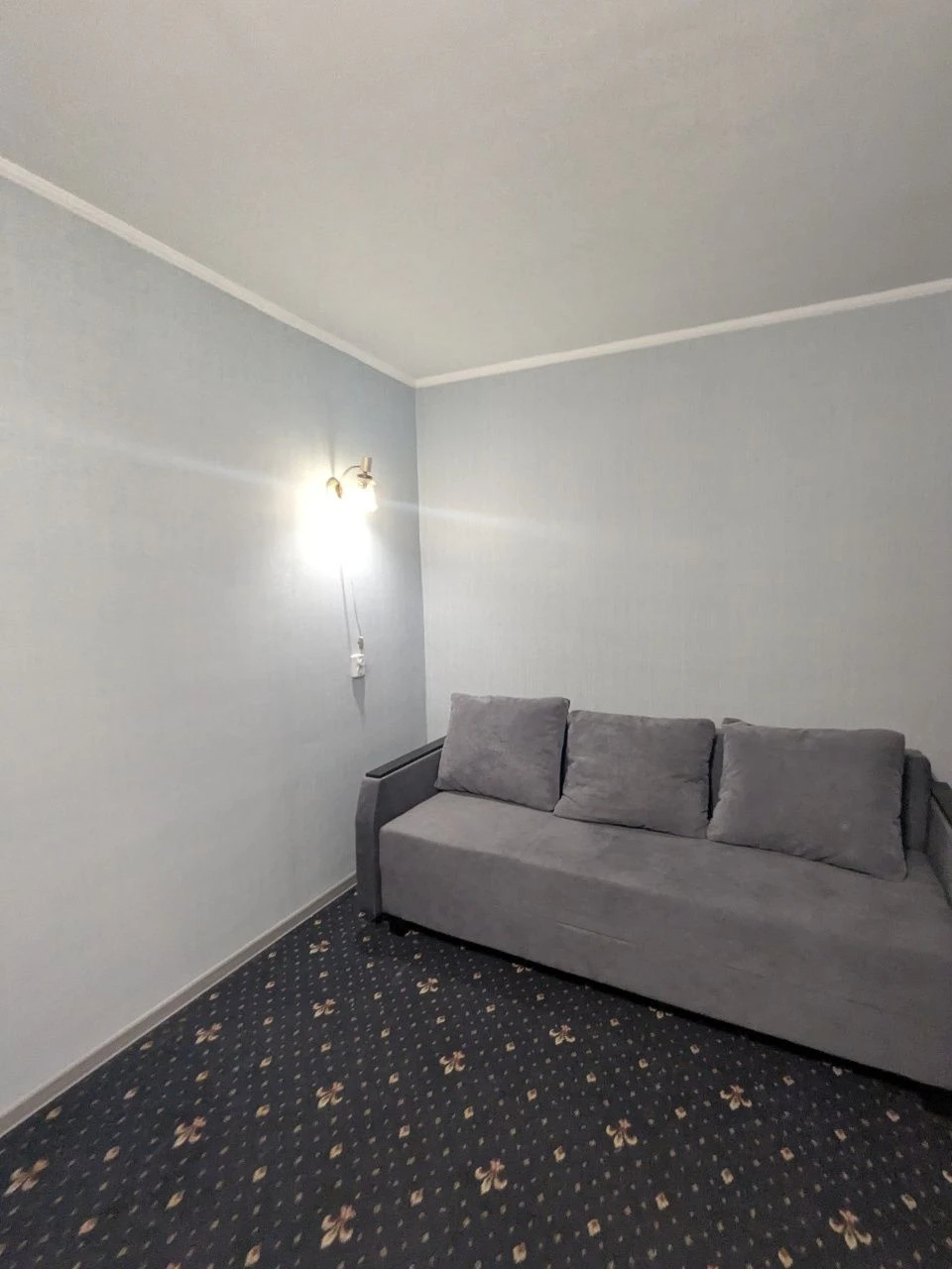 Urgent sale of 1 room apartment on Sorokteya street near Park