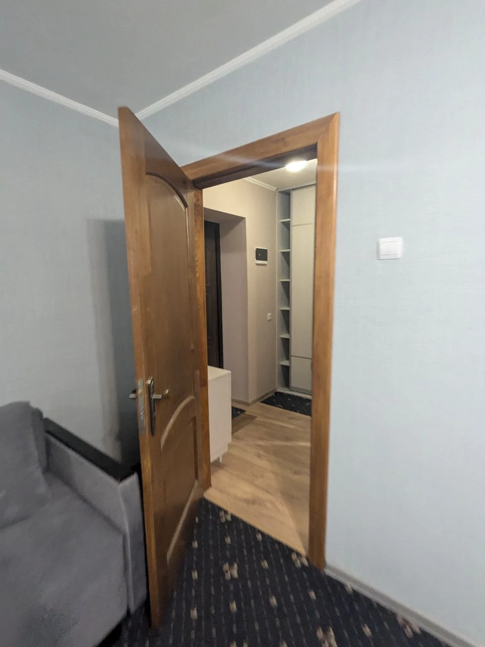 Urgent sale of 1 room apartment on Sorokteya street near Park