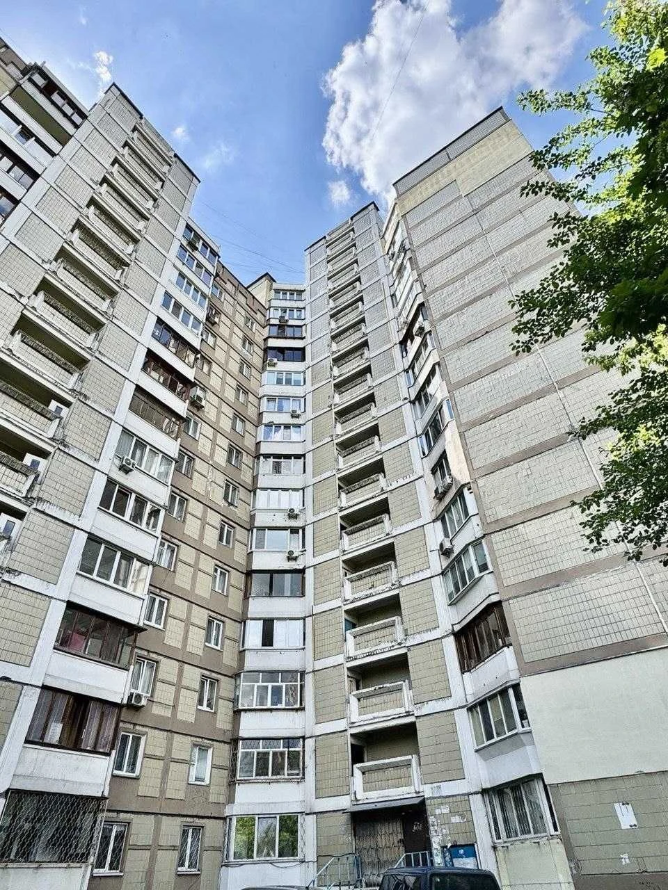 For Sale: Beautiful 3-bedroom apartment near Zhytomyr metro station