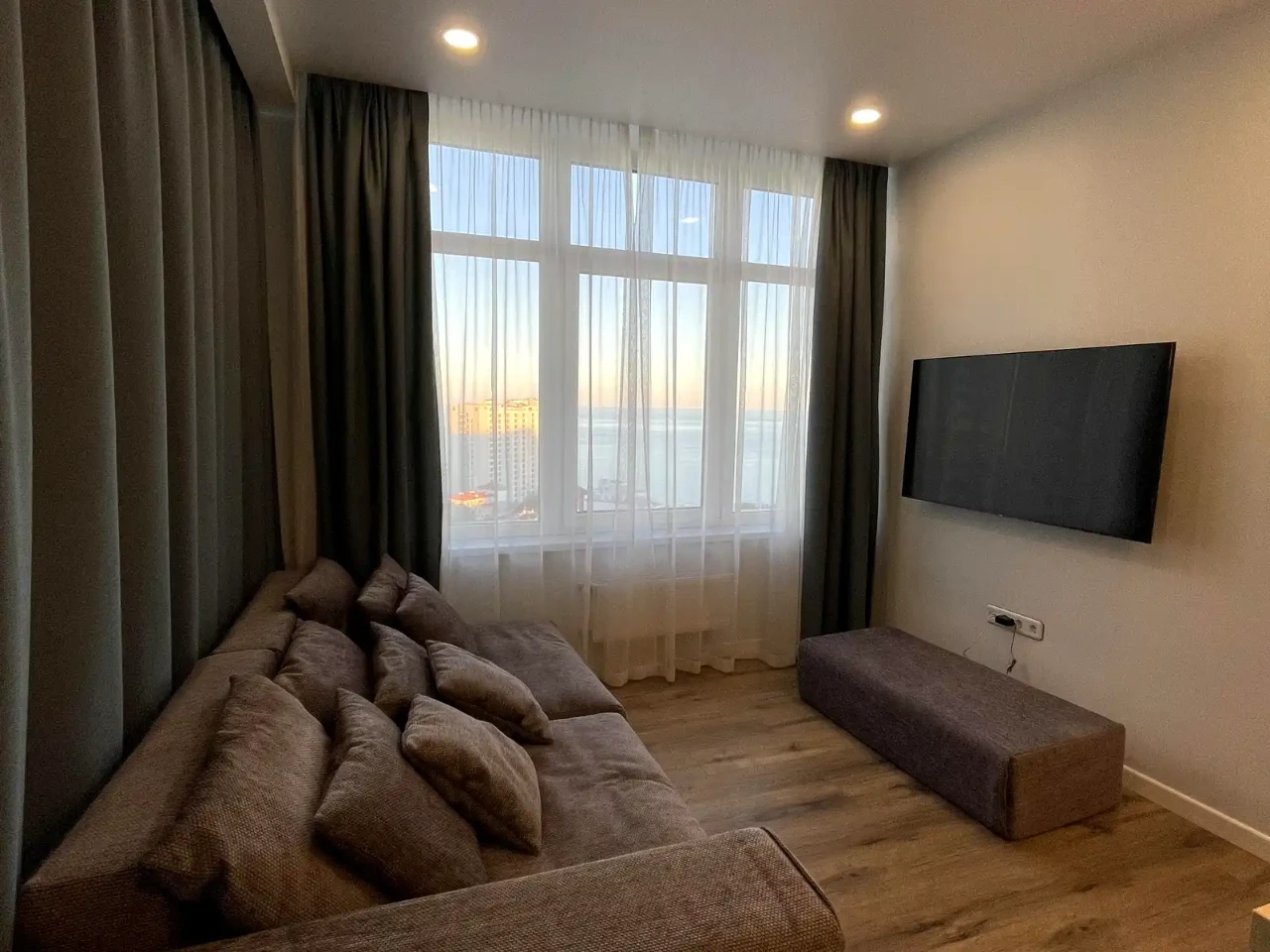 Sale of a 1-bedroom apartment 38 m² on the 13th floor.