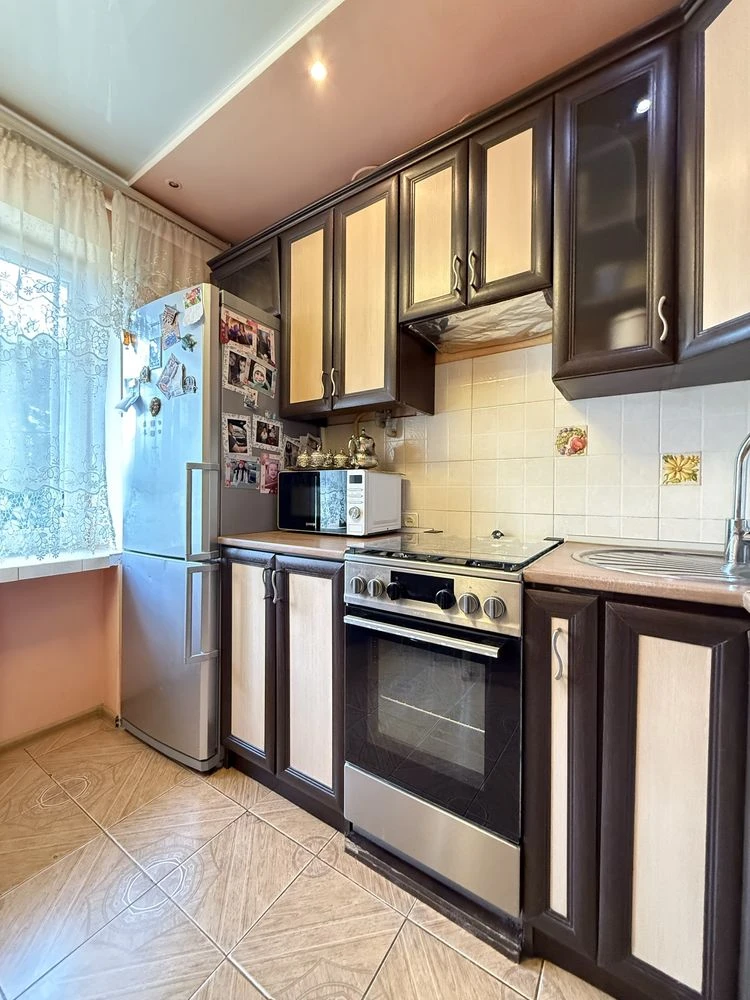Urgent sale of a 2-room apartment with renovation. Brick house