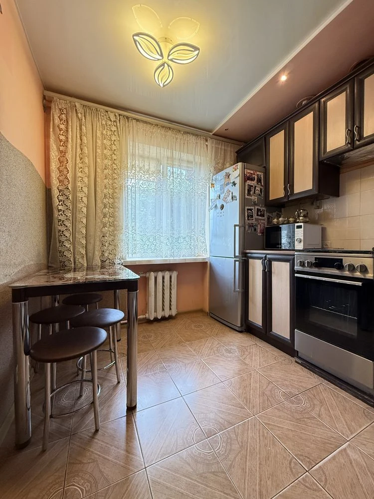 Urgent sale of a 2-room apartment with renovation. Brick house
