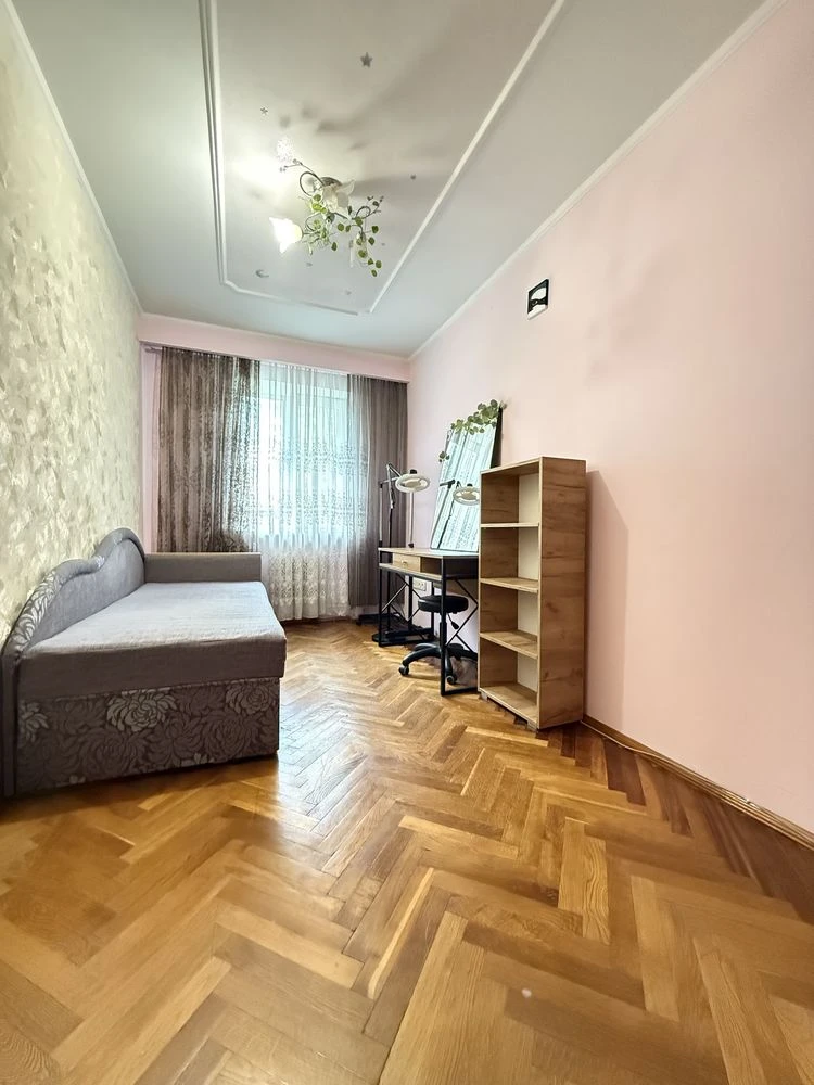 Urgent sale of a 2-room apartment with renovation. Brick house
