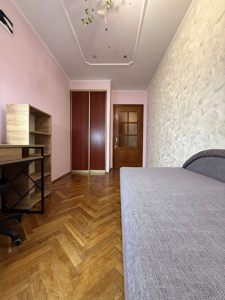 Urgent sale of a 2-room apartment with renovation. Brick house