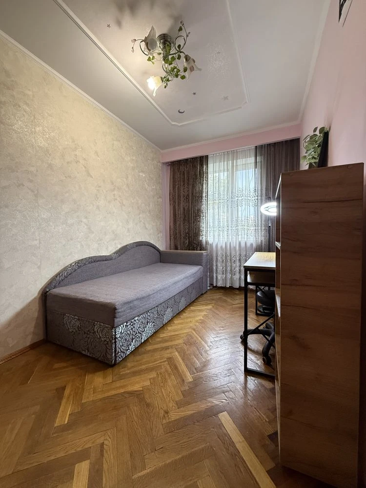 Urgent sale of a 2-room apartment with renovation. Brick house