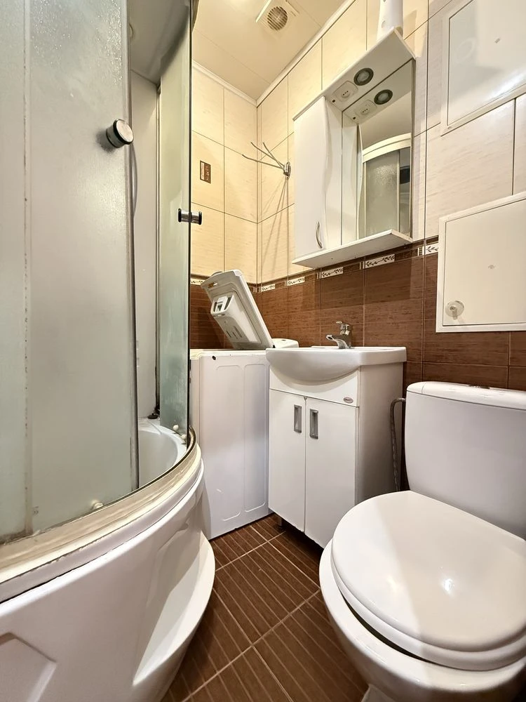 Urgent sale of a 2-room apartment with renovation. Brick house