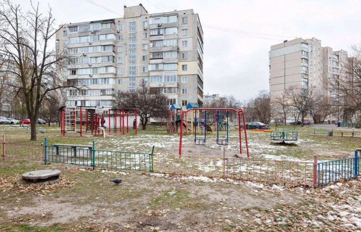 Продається 2-кімнатна квартира, проспект Соборності (Возз'єднання)