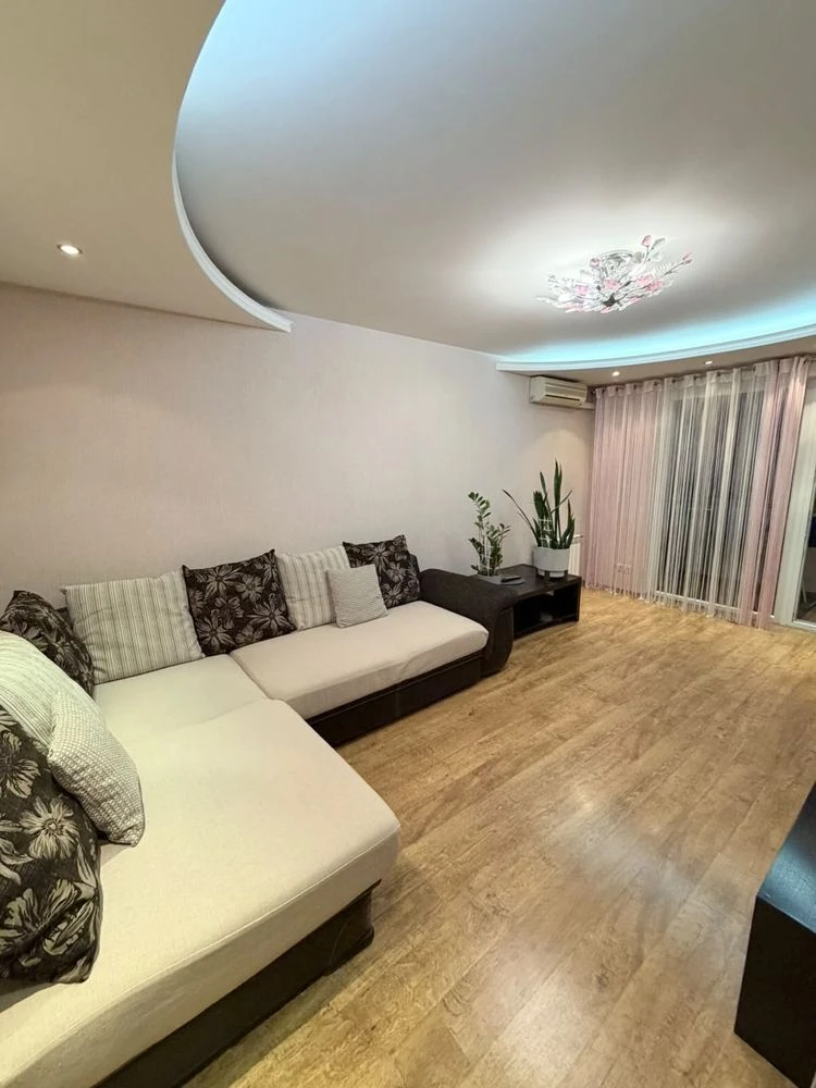 For Sale: 3-room apartment on Kolodesnaya Street