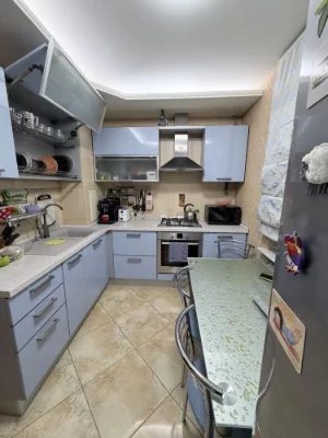 For Sale: 3-room apartment on Kolodesnaya Street