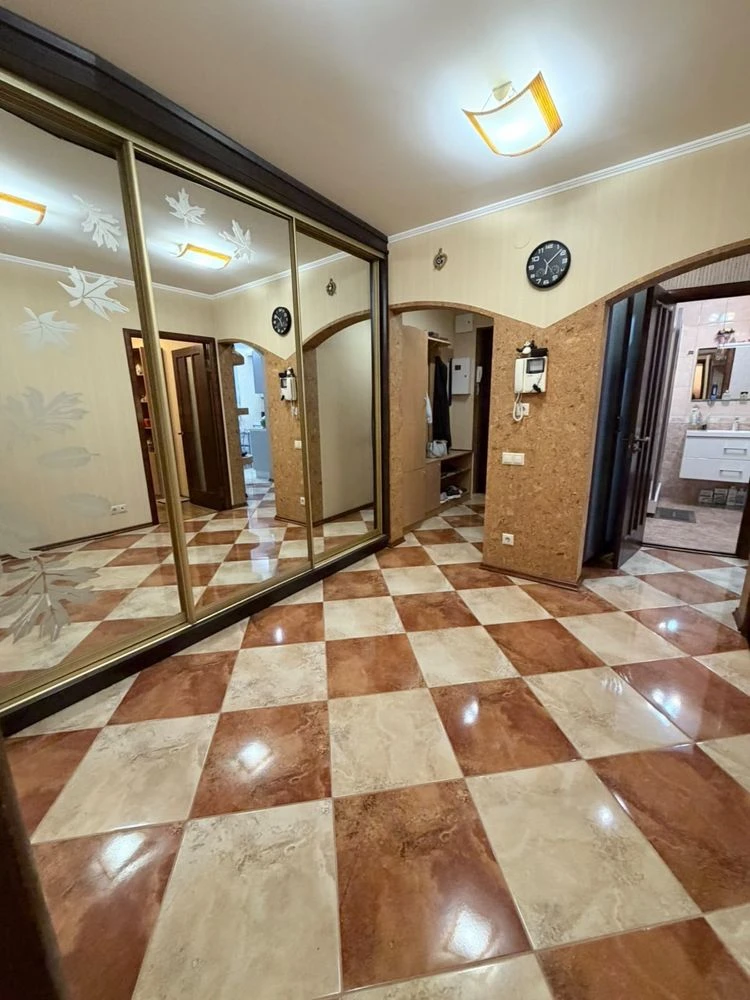 For Sale: 3-room apartment on Kolodesnaya Street