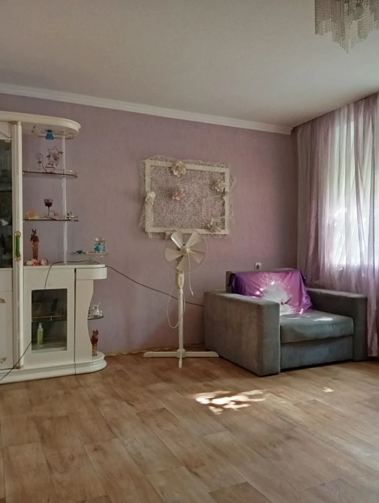 Owner, 87.9 sq.m, 3-room spacious apartment with central heating, on Vasili Street