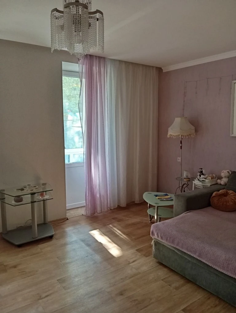 Owner, 87.9 sq.m, 3-room spacious apartment with central heating, on Vasili Street