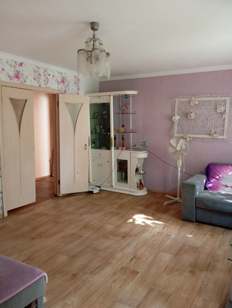 Owner, 87.9 sq.m, 3-room spacious apartment with central heating, on Vasili Street