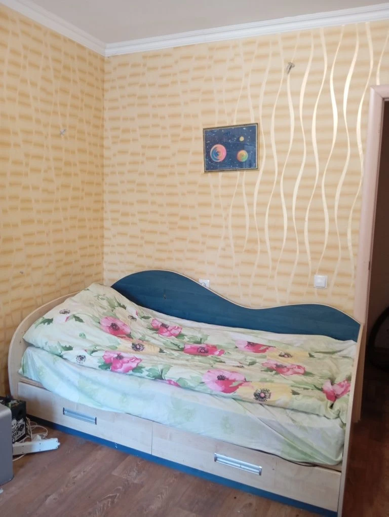 Owner, 87.9 sq.m, 3-room spacious apartment with central heating, on Vasili Street
