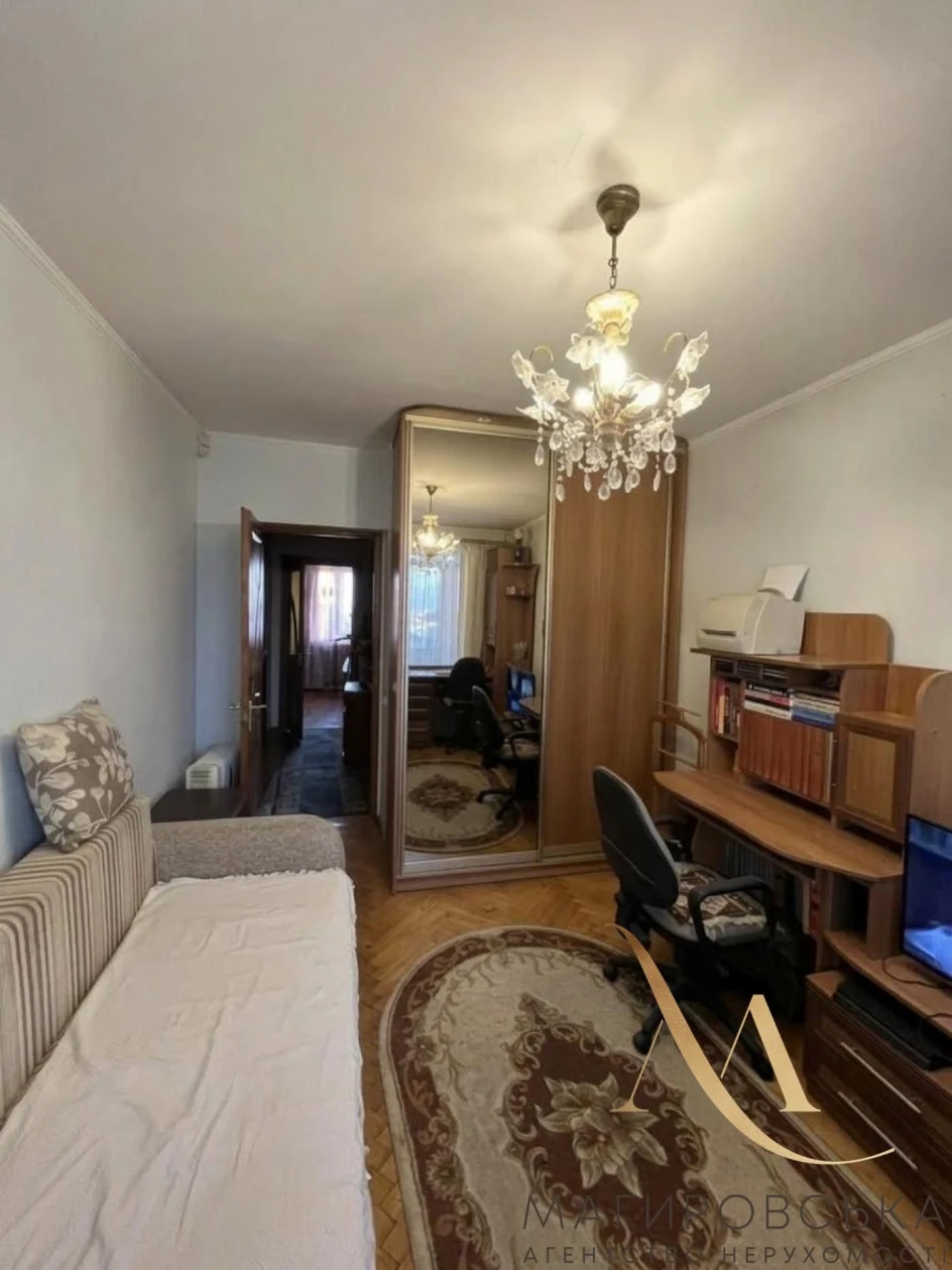 Sale of a 3-room apartment on J. Washington Street, brick building
