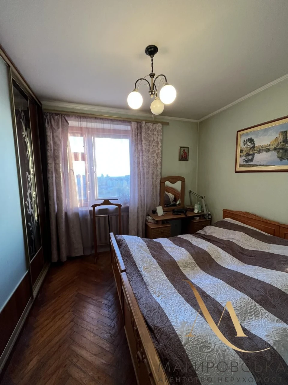 Sale of a 3-room apartment on J. Washington Street, brick building