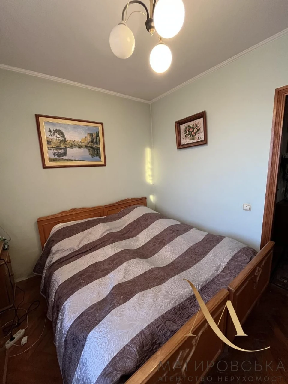 Sale of a 3-room apartment on J. Washington Street, brick building