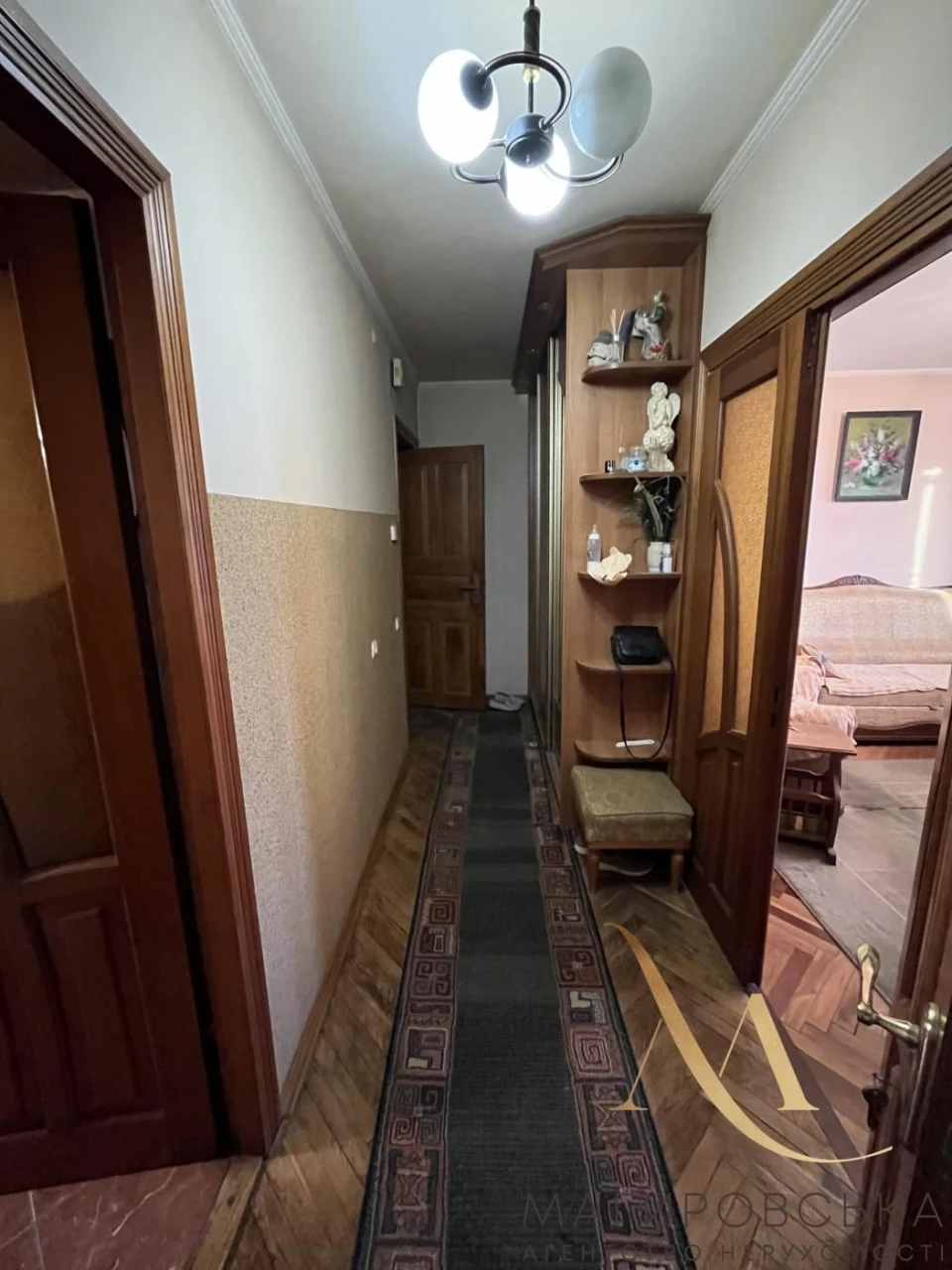 Sale of a 3-room apartment on J. Washington Street, brick building