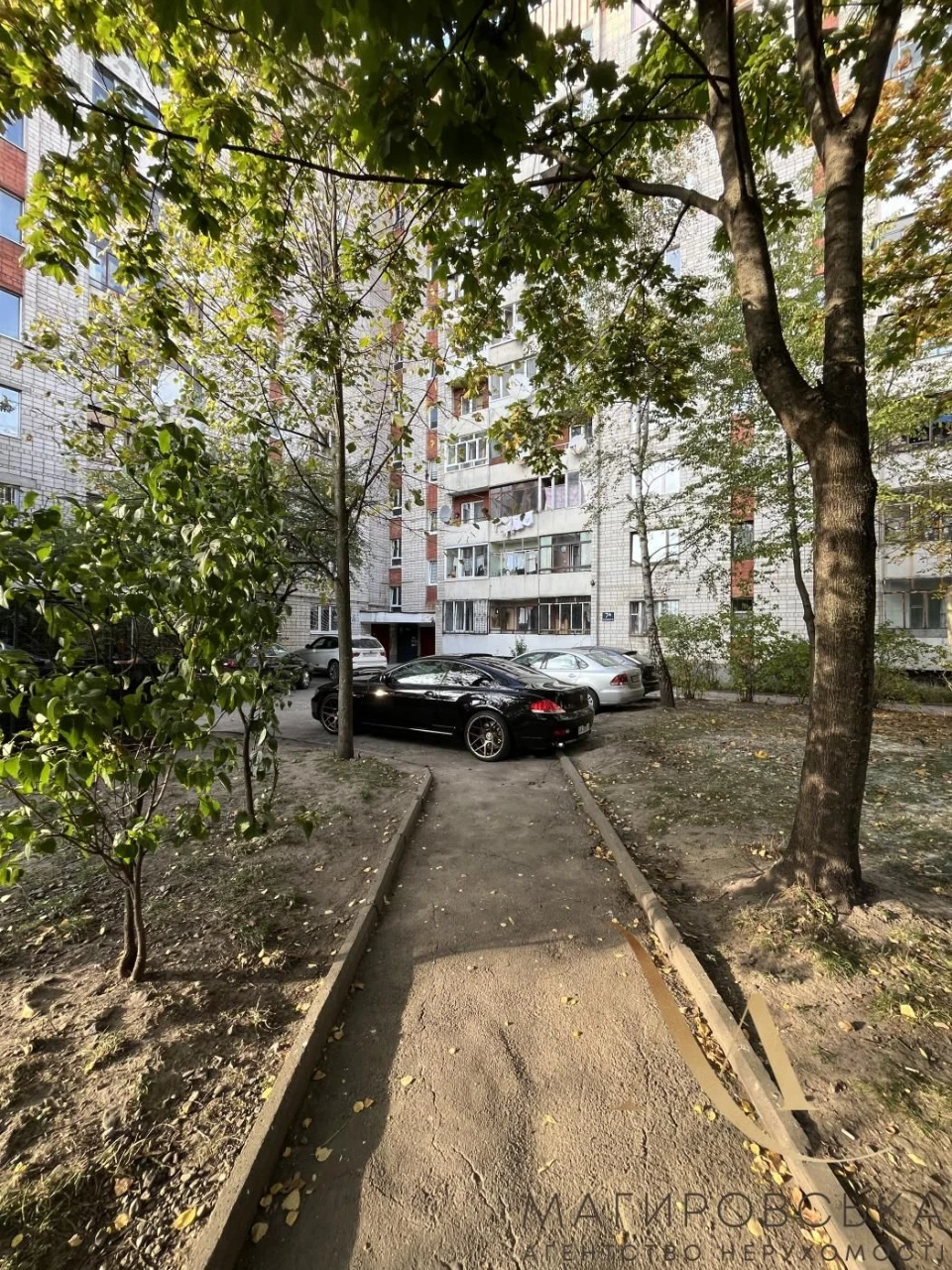 Sale of a 3-room apartment on J. Washington Street, brick building
