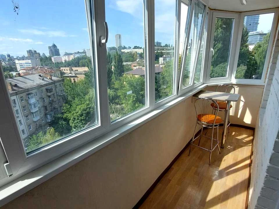 Квартира. Леоніда Первомайського, Київ