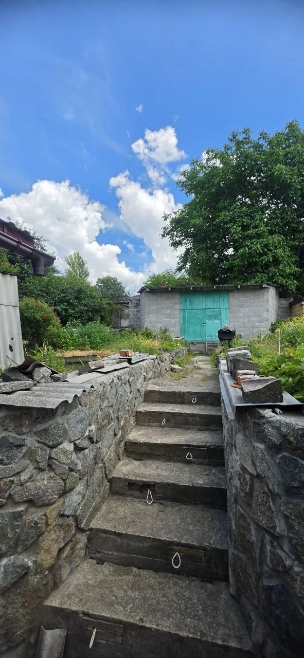 Продам 1/2 дома со своим отдельным входом(ул.Киевская)