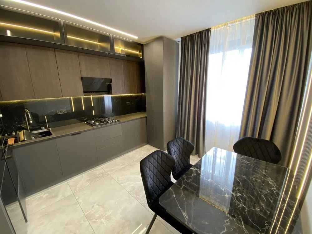 Spacious 3-bedroom apartment near the lake