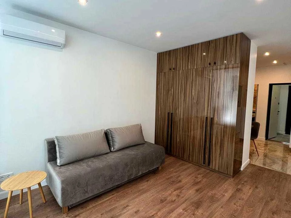 Apartment. Dniprovska naberezna st.