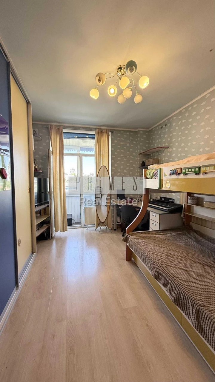 Продаж 4-кімнатній квартири з ремонтом, вул. Лесі Українки, 8, Центр
