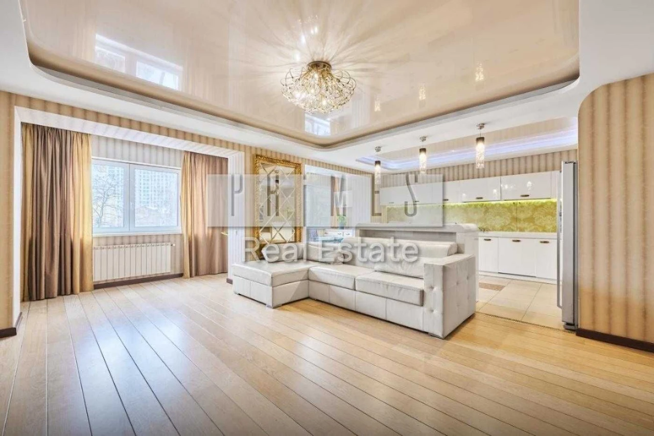 Sale of spacious 3-bedroom apartment with parking, street Tarasiv