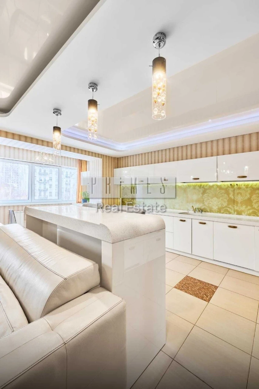 Sale of spacious 3-bedroom apartment with parking, street Tarasiv