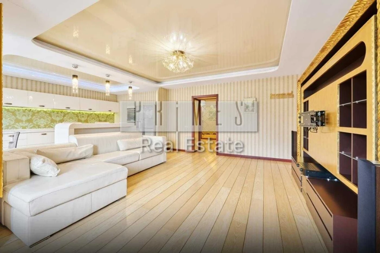 Sale of spacious 3-bedroom apartment with parking, street Tarasiv