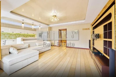 Sale of spacious 3-bedroom apartment with parking, street Tarasiv