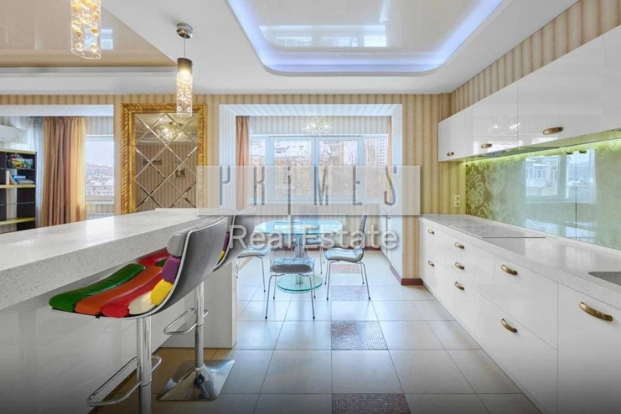 Sale of spacious 3-bedroom apartment with parking, street Tarasiv