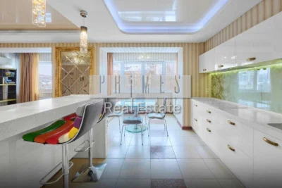 Sale of spacious 3-bedroom apartment with parking, street Tarasiv