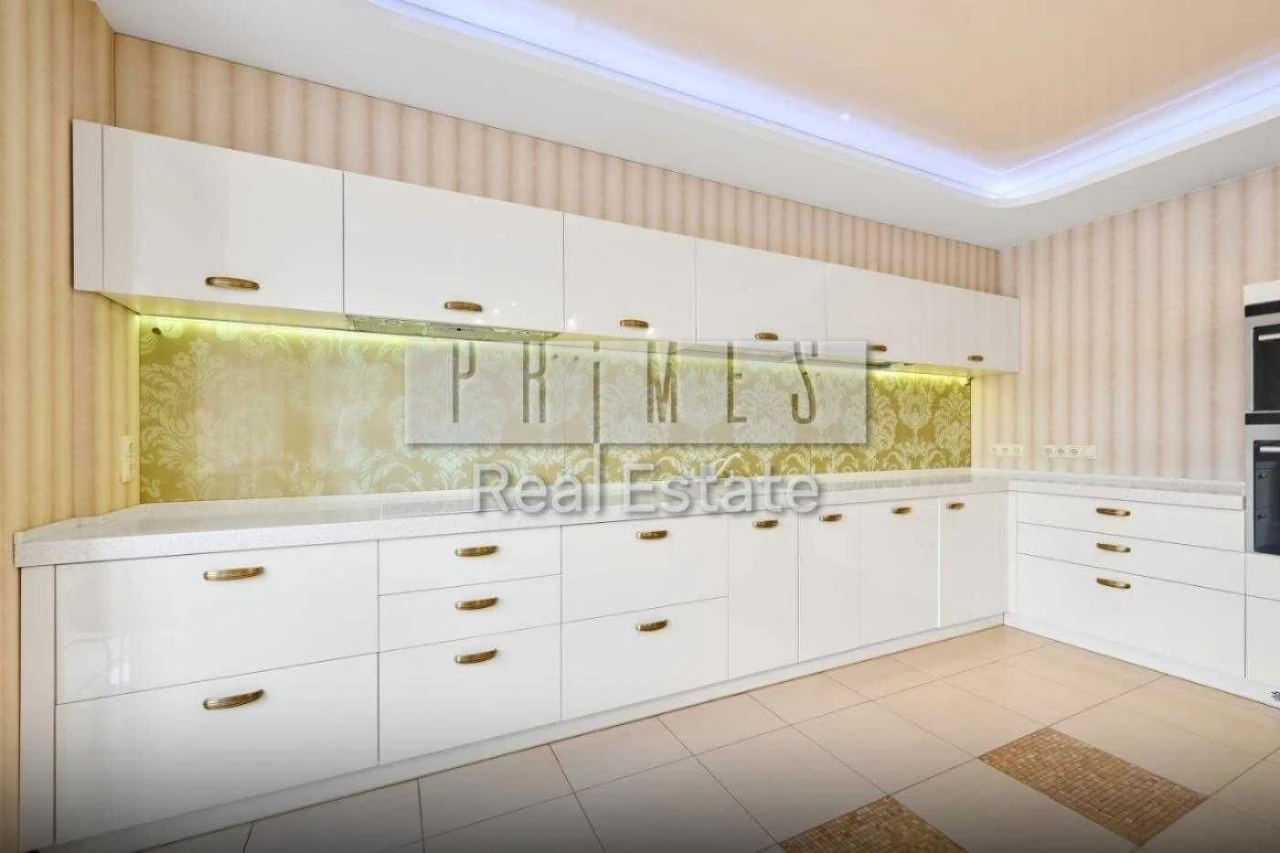 Sale of spacious 3-bedroom apartment with parking, street Tarasiv