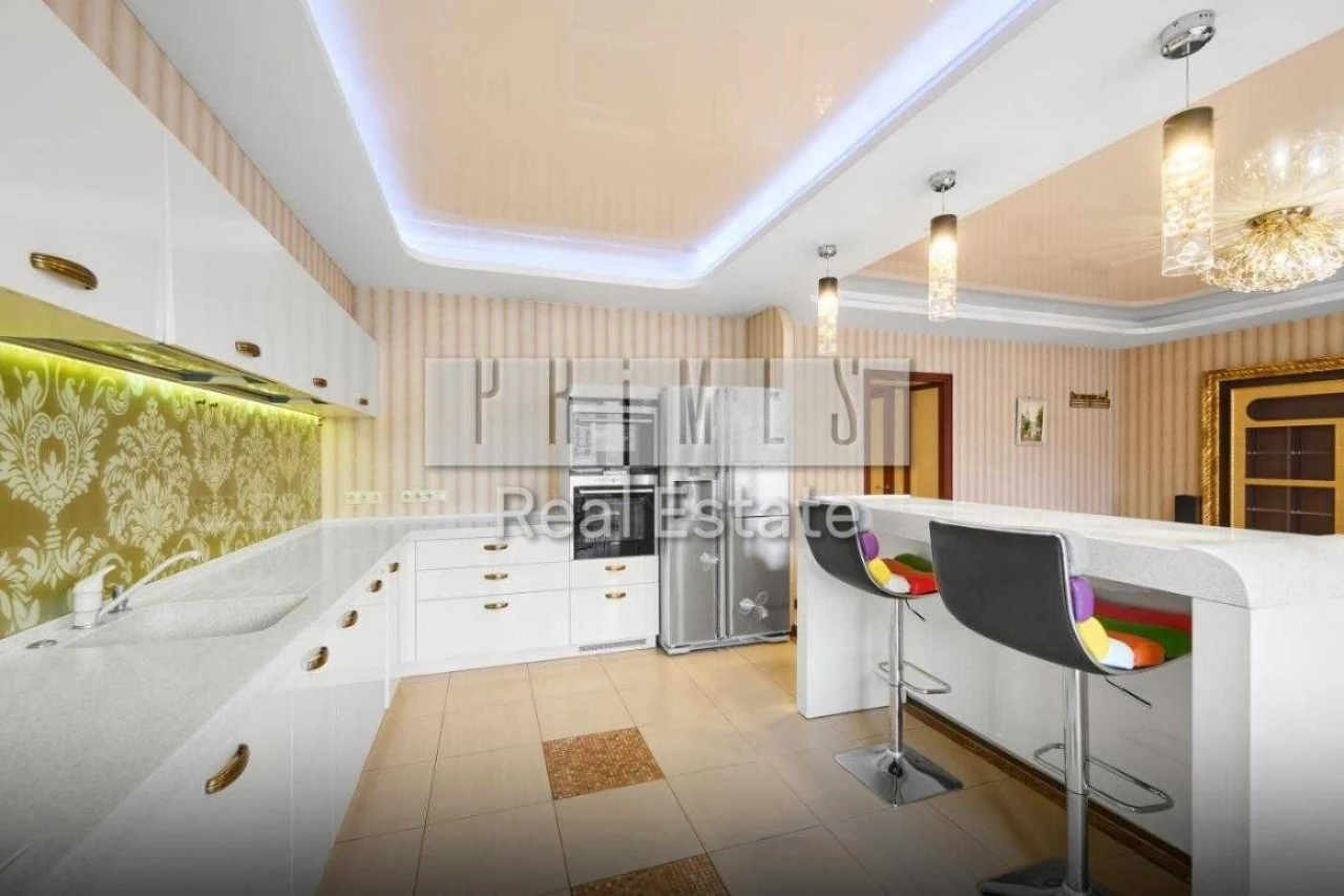 Sale of spacious 3-bedroom apartment with parking, street Tarasiv