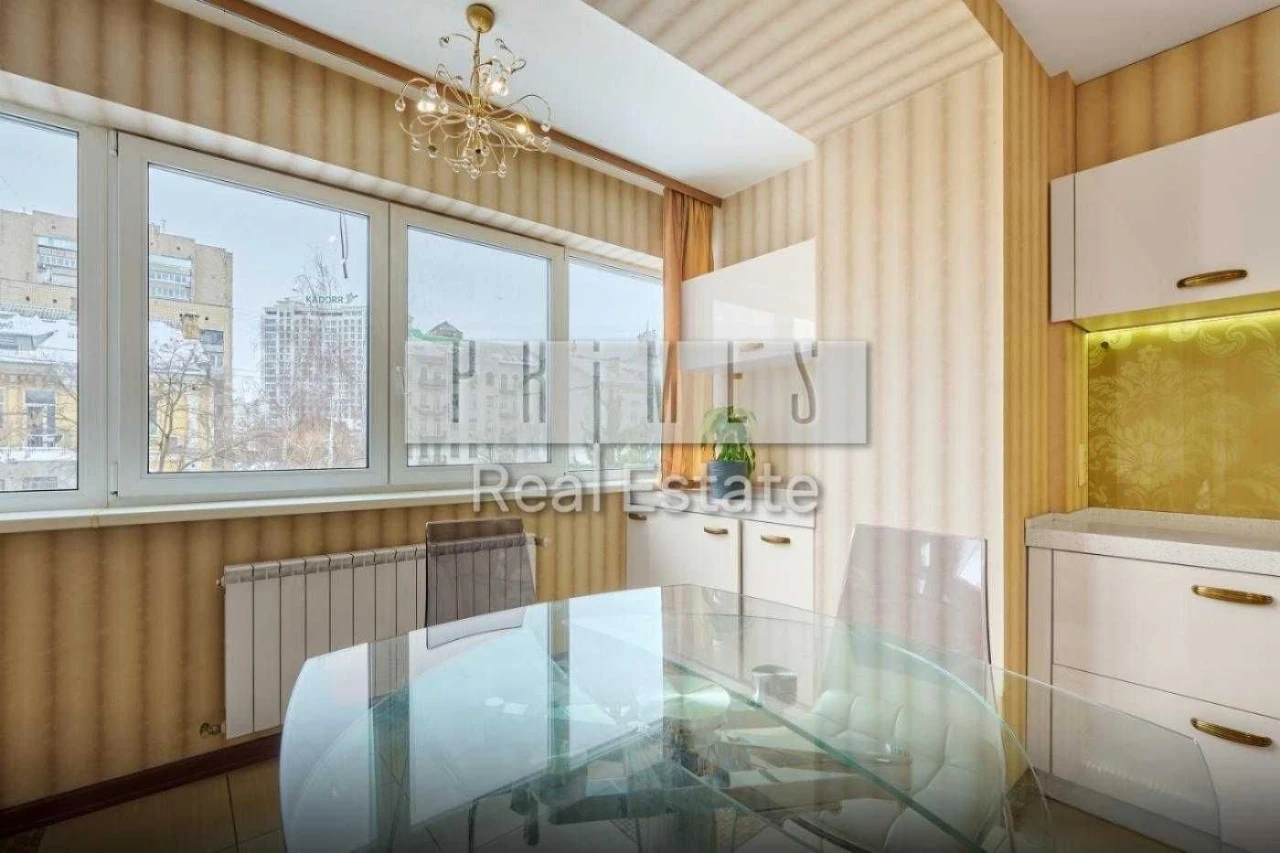 Sale of spacious 3-bedroom apartment with parking, street Tarasiv