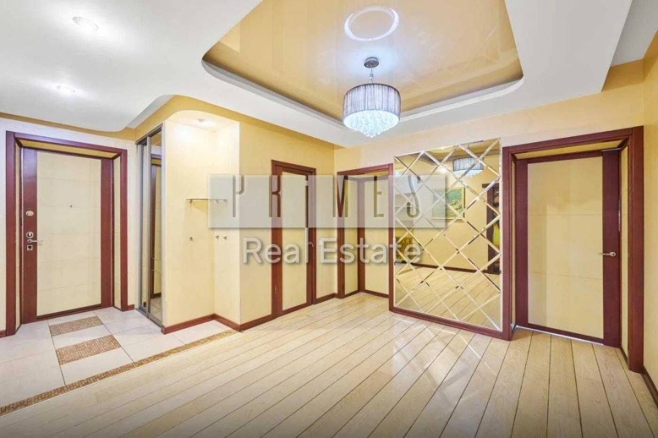 Sale of spacious 3-bedroom apartment with parking, street Tarasiv
