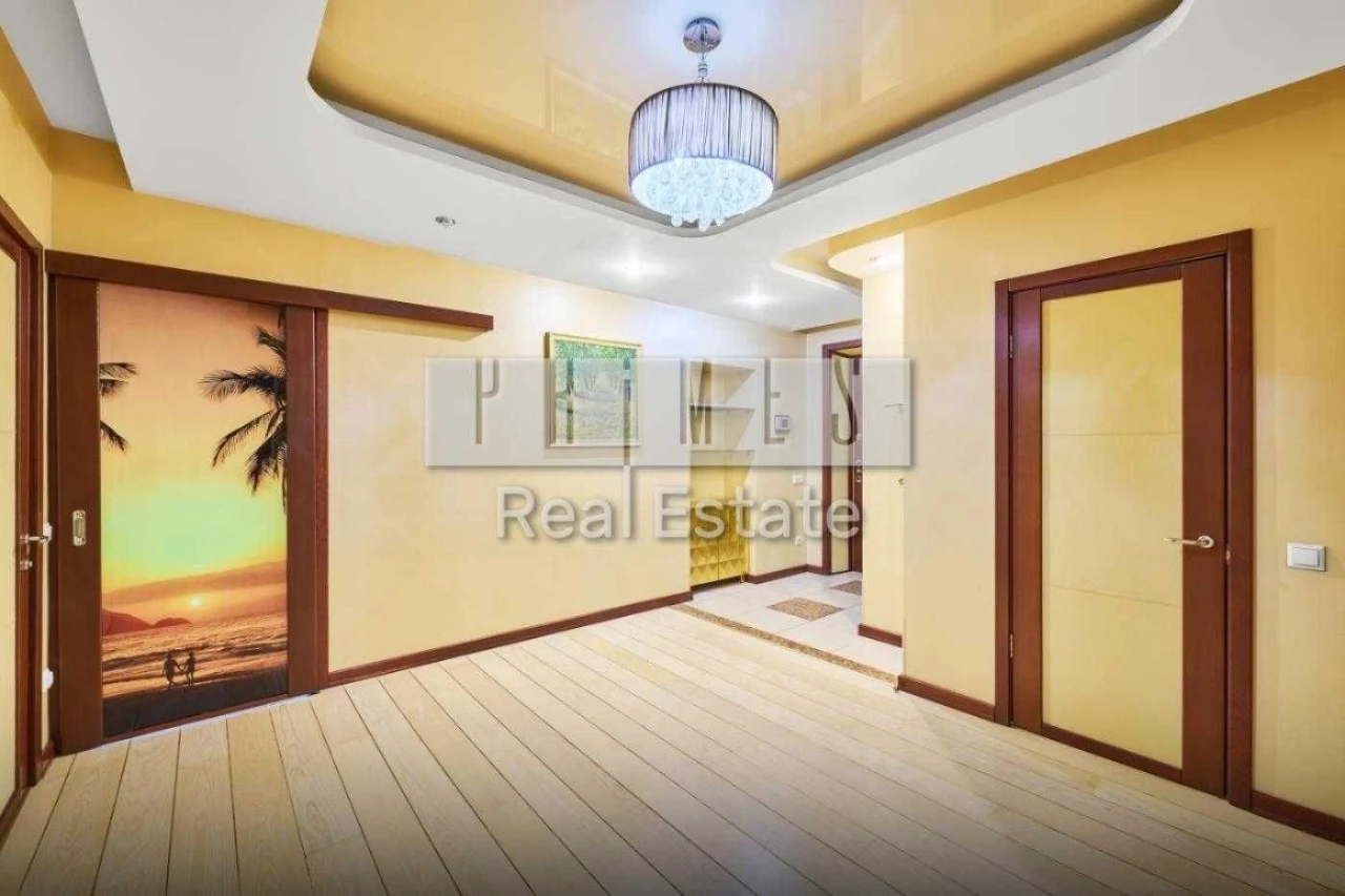 Sale of spacious 3-bedroom apartment with parking, street Tarasiv