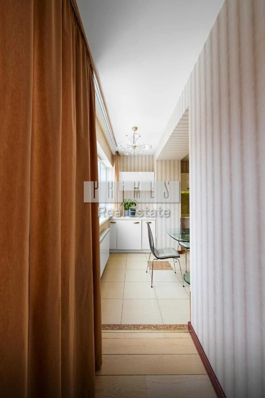 Sale of spacious 3-bedroom apartment with parking, street Tarasiv