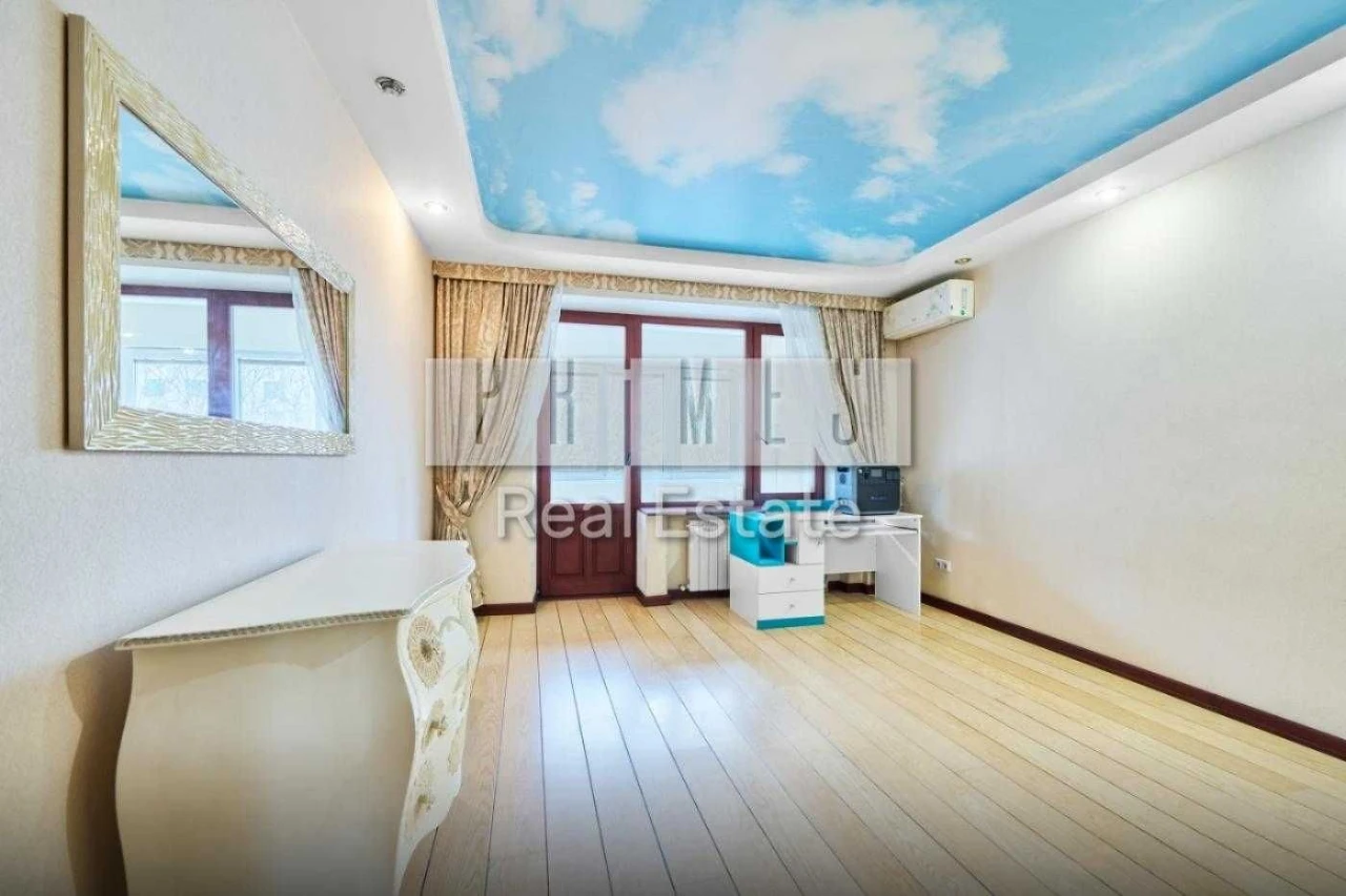 Sale of spacious 3-bedroom apartment with parking, street Tarasiv