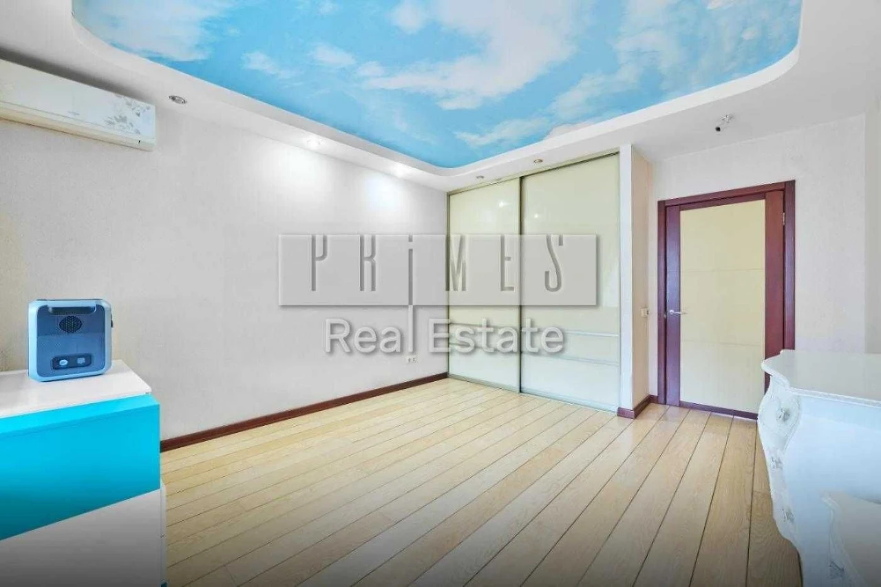 Sale of spacious 3-bedroom apartment with parking, street Tarasiv