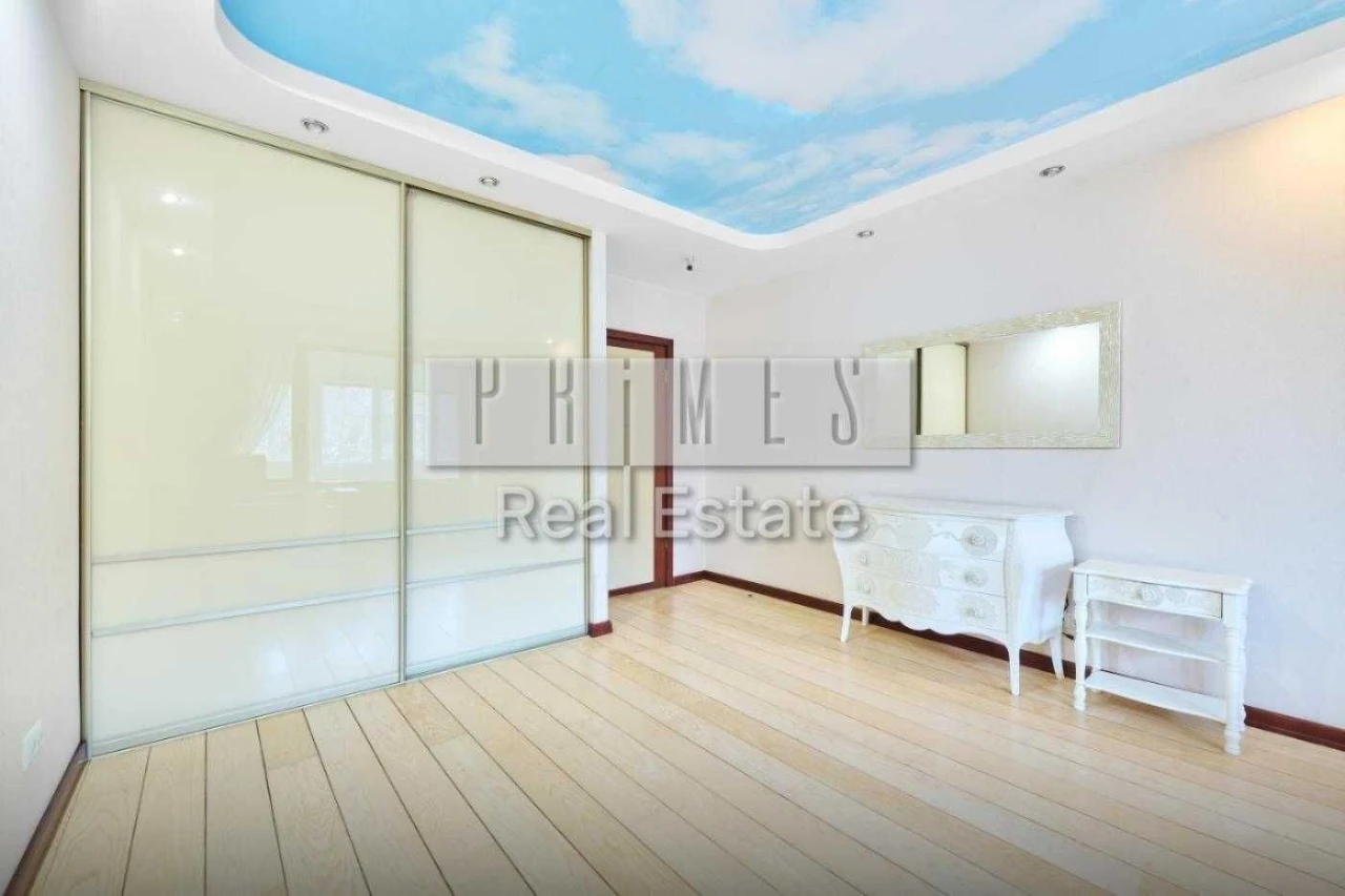 Sale of spacious 3-bedroom apartment with parking, street Tarasiv
