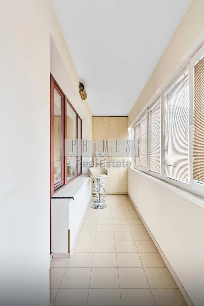 Sale of spacious 3-bedroom apartment with parking, street Tarasiv