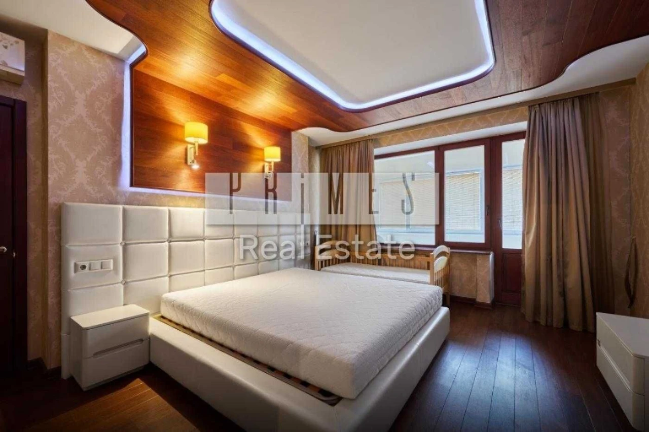 Sale of spacious 3-bedroom apartment with parking, street Tarasiv