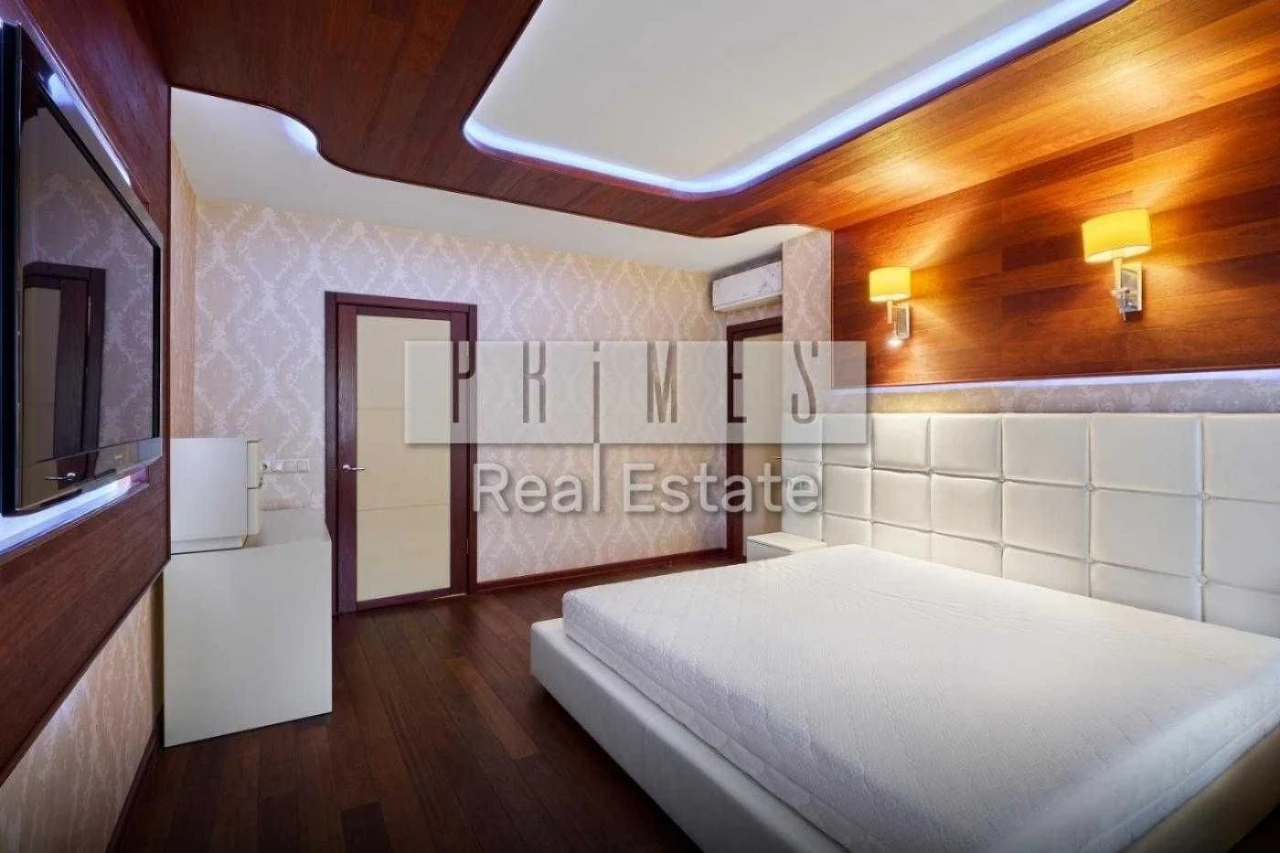 Sale of spacious 3-bedroom apartment with parking, street Tarasiv