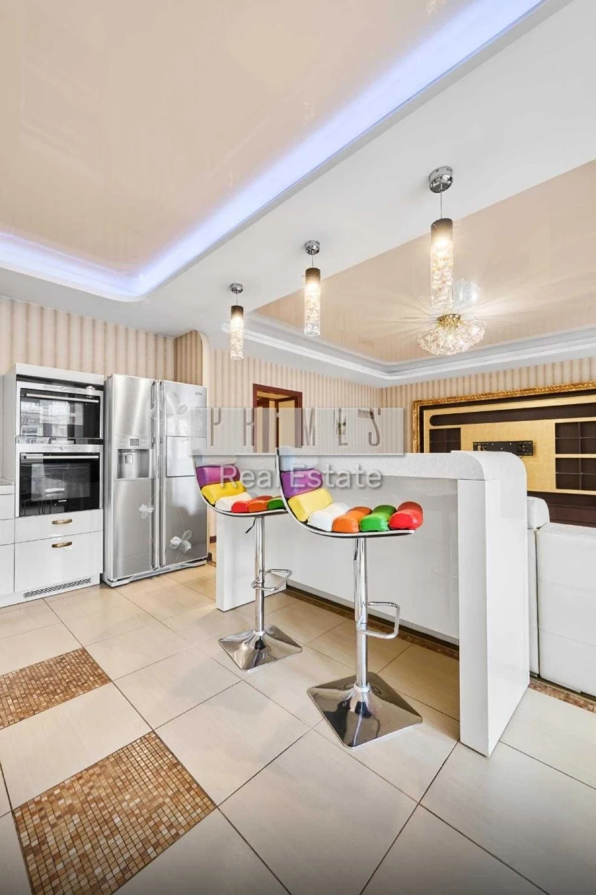 Sale of spacious 3-bedroom apartment with parking, street Tarasiv