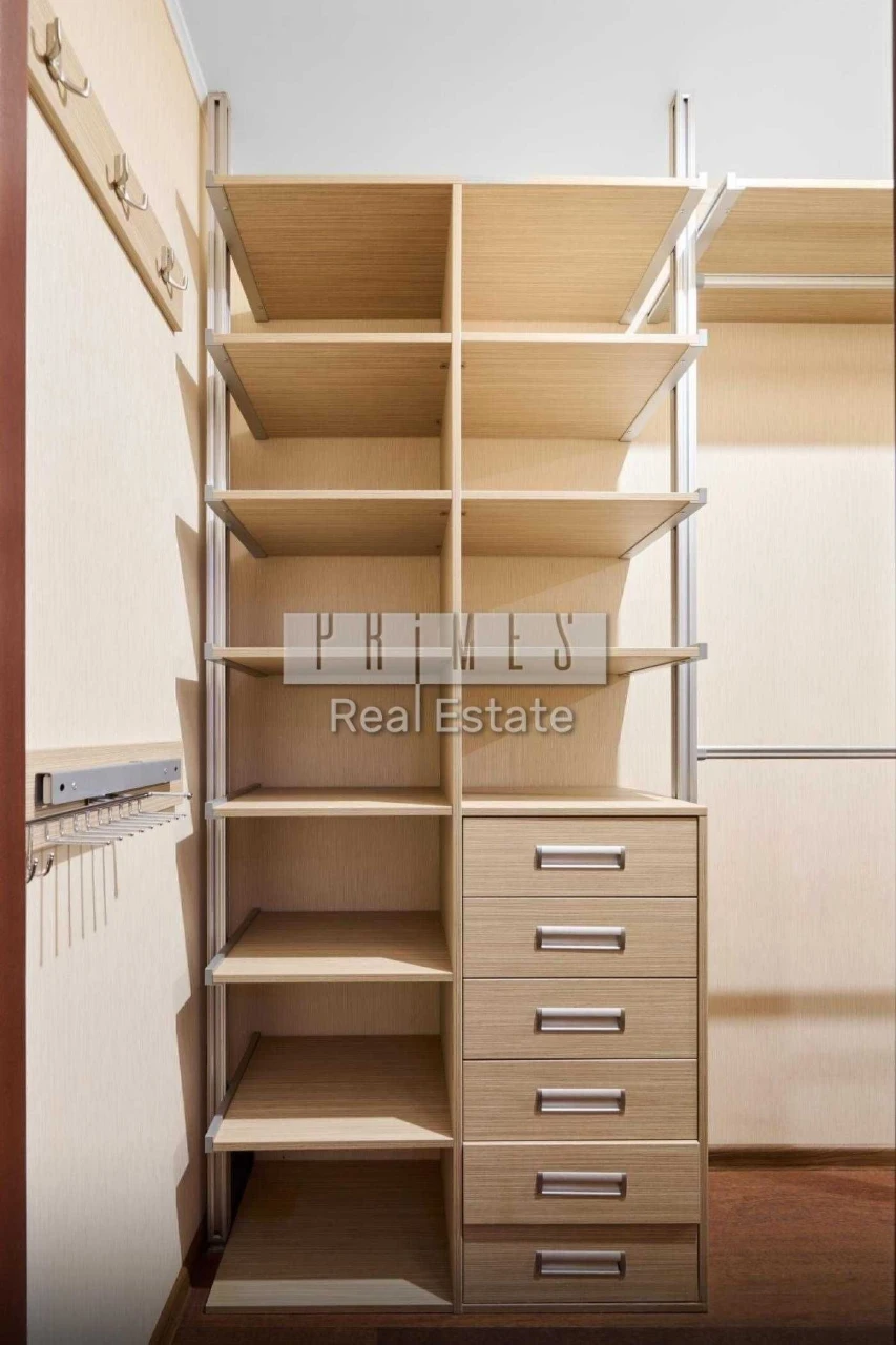 Sale of spacious 3-bedroom apartment with parking, street Tarasiv